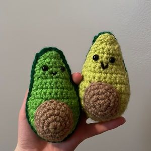 crochet avacado plushie amigurumi
